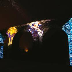 Pod solkanskim mostom je zaživela zvočna in svetlobna instalacija koncerta pianista Aleksandra Gadžijeva