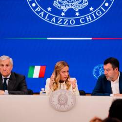Predsednica vlade Giorgia Meloni s podpredsednikoma, levo Antonio Tajani, desno Matteo Salvini (ANSA)