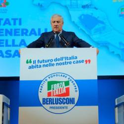 Stranka Antonia Tajanija (na sliki) Naprej, Italija je Ligo in Brate Italije pustila na cedilu (ANSA)