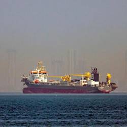 Na trgu vlada velik strah pred daljšo blokado Hormuške ožine, preko katere gre okoli 20 odstotkov vse trgovine z nafto (ANSA)