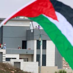 Palestinska zastava, v ozadju hiša v zaselku Kusra na palestinskem Zahodnem bregu, ki jo oblegajo izraelski naseljenci (ANSA)