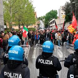 Manifestante, ki so želeli izražati svoj antifašizem, so lani pred Rižarno pričakali policisti s pendreki (FOTODAMJ@N)