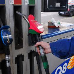 Evropska unija svoje članice poziva naj se pravočasno pripravijo na zagotovitev oskrbe z nafto in naftnimi derivati