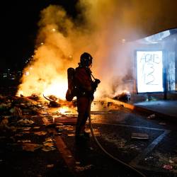 Gasilec na prizorišču protestov v Parizu (ANSA)