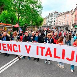 Transparent z napisom »Slovenci v Italiji« (FOTODAMJ@N)