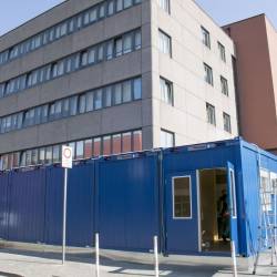 Bivalniki pred tržiško bolnišnico (BONAVENTURA)