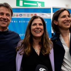 V sredini nova predsednica dežele Sardinija Alessandra Todde, ob njej Ely Schlein in Giuseppe Conte (ANSA)