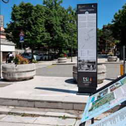 Informacijski steber na Nanoškem trgu (Škavenci)(LUCA TEDESCHI/FOTODAMJ@N)