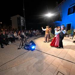 Sinoči se je na v Nabrežini na placu začelo praznovanje, natopila je med drugim folklorna skupina Borjač iz Sežane (FOTODAMJ@N)