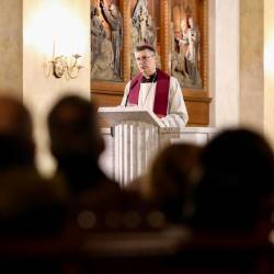 Škof Trevisi je pred polno cerkvijo spregovoril o solidarnosti in pomoči ljudem v stiski