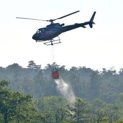 Pobočje hriba Postovčič je gasil tudi helikopter (fotografija je simbolična)