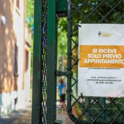 Vhod v prostore posvetovalne službe v Barzellinijevi ulici (BUMBACA)