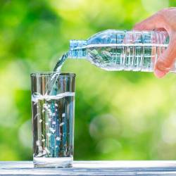 Nova študija razkriva, da en liter vode v plastenki povprečno vsebuje od 110.000 do 370.000 delcev plastike (ANSA)