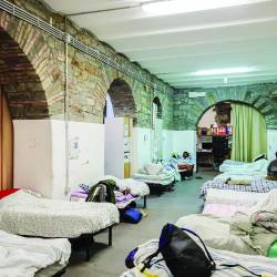 V Trstu imajo brezdomci na voljo le dvajset ležišč v zavetišču