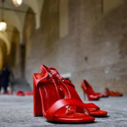 Rdeči čevlji so eden od mednarodnih simbolov kampanj proti nasilju nad ženskami