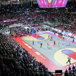 Polna športna dvorana ob košarkarski tekmi (TEDESCHI)