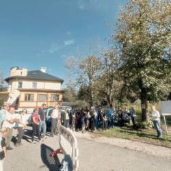 Zbrani na nedeljskem dogodku pred domačijo Pr Jalnu, kjer stoji informacijska tabla vertikale SPDT