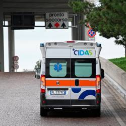 Motorista so z reševalnim vozilom prepeljali v katinarsko bolnišnico (ARHIV)