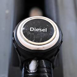 Cena dizla je ponekod že dosegla ceno 2,70 evra na liter (ANSA)