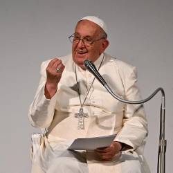 Fotoaparat v lasti pokojnega papeža Frančiška so prodali za vrtoglavih 6,5 milijona evrov