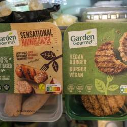Veganska klobasa in hamburger: v Italiji potrošniki vse pogosteje kupujejo rastlinske izdelke (ANSA)