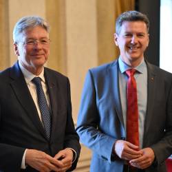 Peter Kaiser (levo) ob svojem nasledniku Danielu Fellnerju (v ozadju)