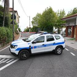 Lokalni policisti so Ulico Bonomea zaprli za promet (FOTODAMJ@N)