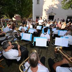 Pred cerkvijo je zaigral tudi Pihalni orkester Breg pod taktirko Edija Jurjevčiča