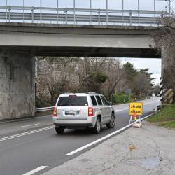 Pod mostom je tabla (samo enojezična) navajala, da je cesta zaprta, ovir pa ni bilo (FotoDamj@n)