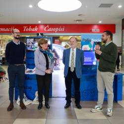 Dvojezičnost spodbujajo s »poljubi«