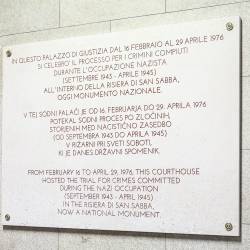 Trijezična tabla na tržaškem sodišču spominja na procese za zločine v Rižarni iz leta 1976