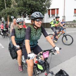 Giusi Parisi in Chiara Orzino prihajata s tandem kolesom na skupni goriški trg (BUMBACA)