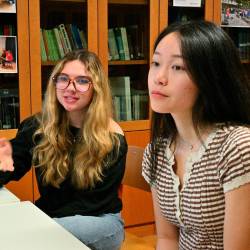 Ameriški študentki Mollie Edmondson in Josephine Wang na liceju Franceta Prešerna (FOTODAMJ@N)