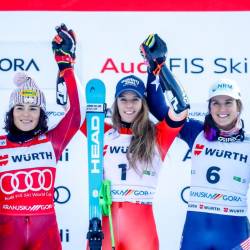V Kranjski Gori je zmagala Švicarka Camille Rast, Avstrijka Julia Scheib je z zaostankom dveh desetink sekunde osvojila drugo mesto, boj za tretje mesto je pripadel Američanki Pauli Moltzan (ANSA)