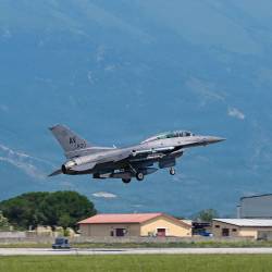 Eden od ameriških lovcev F-16 med vzletom z vojaškega letališča v Avianu (AVIANO AIR BASE)