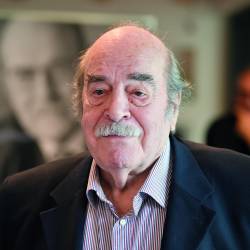 Knjigo so nameravali objaviti na pesnikov rojstni dan, a so to zaradi njegove smrti prestavili