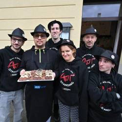 Ekipa projekta Autstanding s svojimi piškoti pred proseško restavracijo