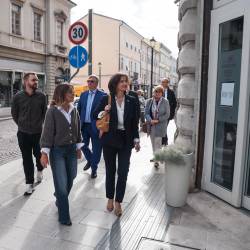 Veleposlanica pred Trgovskim domom (TIBALDI)