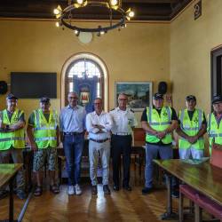 Prostovoljci z županom Polidorijem in odbornikom Robertijem