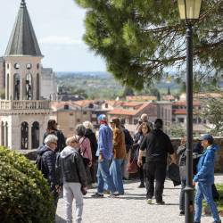 Turisti v goriškem grajskem naselju (TIBALDI)