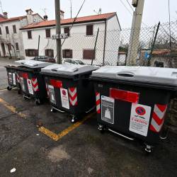 Pametne zabojnike v kriškem vaškem jedru je nekdo pomazal z rdečo barvo na napravi, ki bere kartice uporabnikov