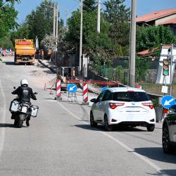 Med Bajto in Samatorco zaradi delovišč poteka promet izmenično enosmerno, ureja ga semafor (FOTODAMJ@N)