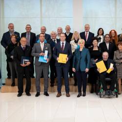 Skupinska slika odlikovancev (UPRS/KATJA KODBA/STA)