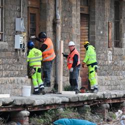 Delavci v Starem pristanišču z deskami zabijajo vhode v propadajoča opuščena skladišča (FOTODAMJ@N)