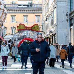 Na mestnih ulicah je bil ob začetku razprodaj pravi vrvež (LUCA TEDESCHI/FOTODAMJ@N)