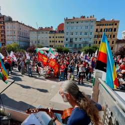 Udeleženci so se zbrali na Šentjakobskem trgu (LUCA TEDESCHI/FOTODAMJ@N)