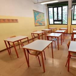 V šolskem letu 2026/2027 bo v FJK 49 šolskih sodelavcev manj, na slovenskih šolah naj bi zmanjkali trije, katerim je treba dodati še enega administrativnega asistenta (ARHIV)