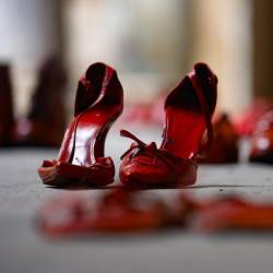 Rdeča barva in čevlji so mednarodni simbol boja za odpravo nasilja nad ženskami (ANSA)