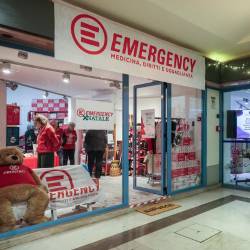 Trgovina se nahaja v pasaži Rossoni pri Korzu Italija v Trstu