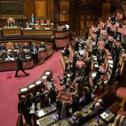 Opozicija je protestirala z dvigovanjem plakatov, na katerih so bili očitki vladi Giorgie Meloni (ANSA)